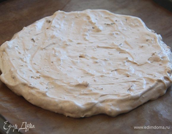 Тесто безе выложить на антипригарный лист в виде  двух кругов диаметром 23 см.