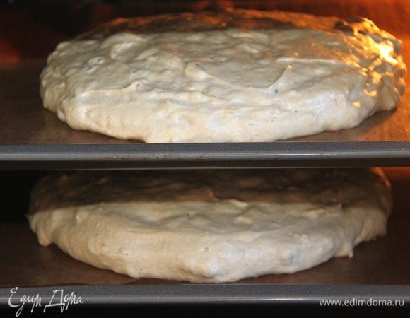 Духовку разогреть до 180*С. Выпекать коржи при 140°С примерно 1 час.