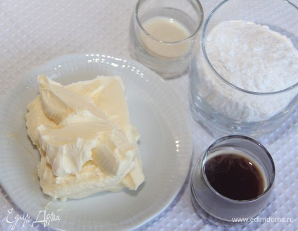 Для крема понадобится 150 г сливочного масла (можно и меньше, граммов 120), 2 ст. л. свежесваренного кофе, 2-3 ст. л. ароматного алкоголя (коньяк, амаретто, кофейный ликер), 100 г сахарной пудры. Взбить ингредиенты в пышный крем.