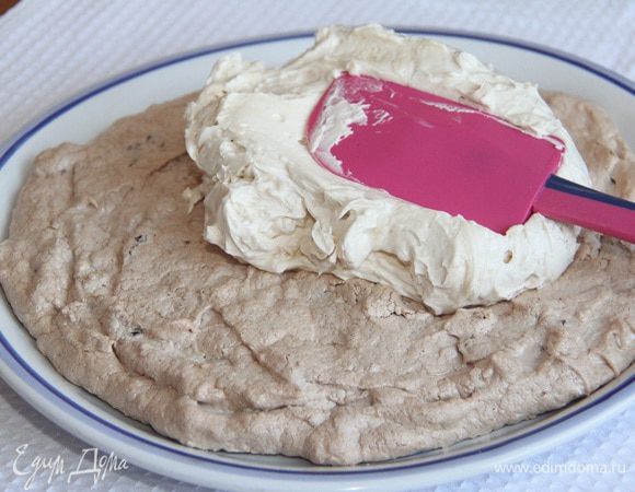 На холодный корж выложить крем.