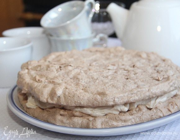Сверху положить второй корж, придавить. Убрать на пару часов в холодильник.