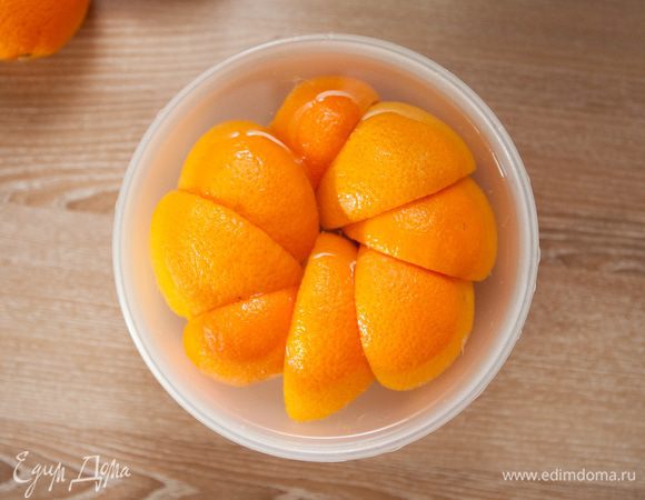 Очистите и хорошо промойте апельсиновые корки. Очень удобно чистить после приготовления сока. Залейте холодной водой и оставьте на два-три дня, воду нужно менять раз в день.