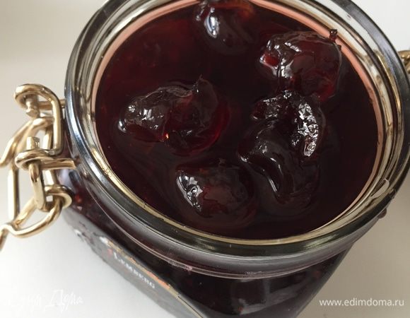 Поскольку технологию выпекания подобных кексов я подробно описала тут http://www.edimdoma.ru/retsepty/79116-idealnyy-fruktovyy-keks-s-limochello-perfect-fruit-pound-cake-with-limoncello , на этот раз много писать не буду. Начинаем с ягод: вишню и клюкву заливаем чем-нибудь крепким ну или просто ароматным. Поскольку кекс был для деток, я замачивала фрукты в крепком фруктовом чае. Плотно закрываем, оставляем на час, в идеале ночь.