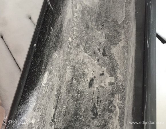 Духовку ставим разогреваться на 180°C. Смазываем маслом и посыпаем мукой форму, отправляем ее в морозильник.