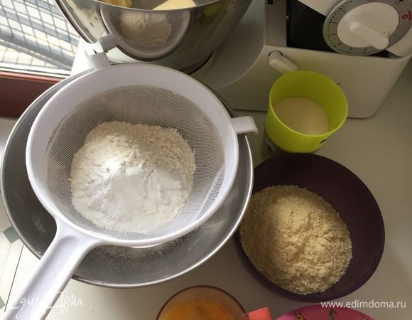 Подготавливаем все продукты. Порядок завешивания следующий: миксером взбиваем размягченное масло до пышности+сахар+яйца (понемногу, кстати это примерно 2 средних яйца). После добавляем клубничное пюре (вилкой размятые клубнички) и миндальную муку, немного миксером взбиваем и берем спатулой. Вводим муку с ягодами. Хорошо перемешиваем.