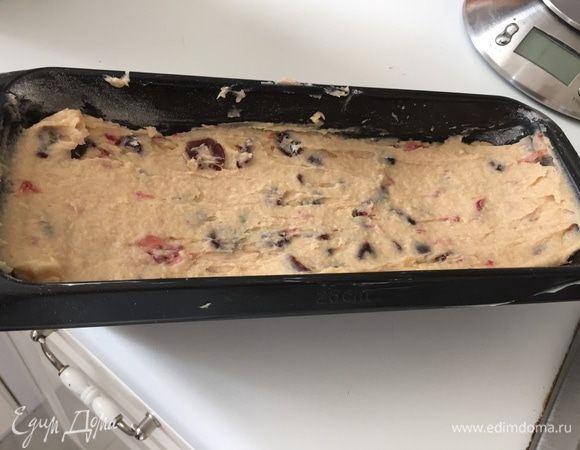 Распределяем в форме и в духовку на 30 минут. Потом достаем, делаем разрез вдоль и отправляем еще минут на 20 — до сухой зубочистки. Готовый кекс остужаем в форме.