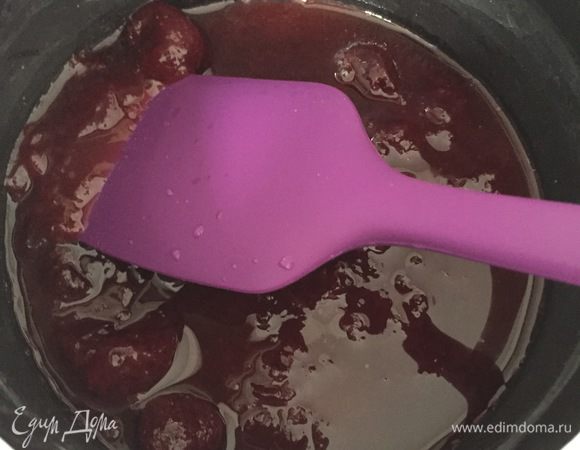 Когда кекс остынет, варим сироп: просто заливаем варенье небольшим количеством воды и увариваем до состояния тягучего сиропа.