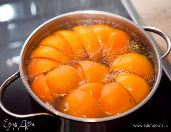 Затем нужно проварить корки в подсоленной воде 5-10 мин. Это выводит горечь.