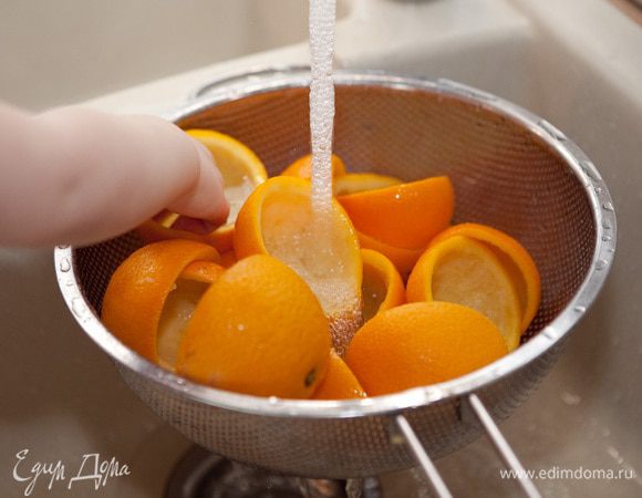 Промыть под проточной водой. (Это моя лялька присоединилась к процессу). И таким образом нужно 3 раза прокипятить и промыть. 