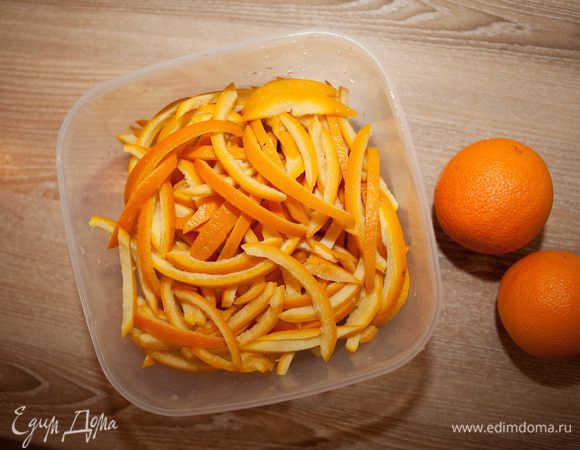 Нарезать на полоски шириной 4-5 мм.