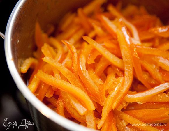 В кастрюлю налить стакан воды и два стакана сахара. Варить цукаты в сиропе, регулярно перемешивая. Когда сироп уварится, добавить немного лимонной кислоты. И варить пока весь сироп не впитается.