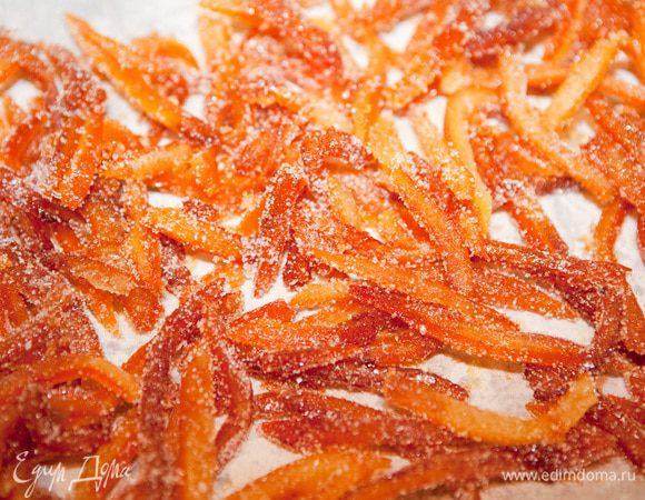 Дальше я разделяю на две части, для конфет самые длинные и ровные полосочки выкладываю аккуратно по отдельности на пергаментную бумагу и даю обсохнуть 2-3 часа при комнатной температуре. А другую часть россыпью обваливаю в мелком сахаре.