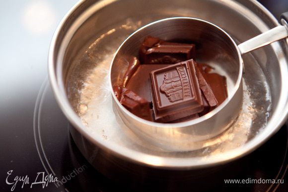 Готовим конфеты. Темный шоколад растопить на водяной бане. В 75% шоколаде нет продуктов запрещенных в пост.