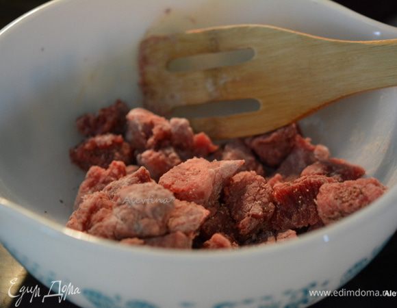 Мясо говяжье часть шейная порезать кубиками. Обвалять в муке, посолить и поперчить.
