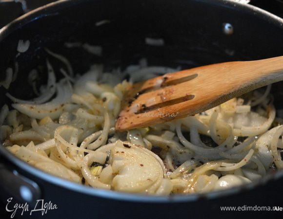 Растопить 2 ст. л. масла. Добавить нарезанный лук — 2 большие головки. Готовить, помешивая, 6 минут.