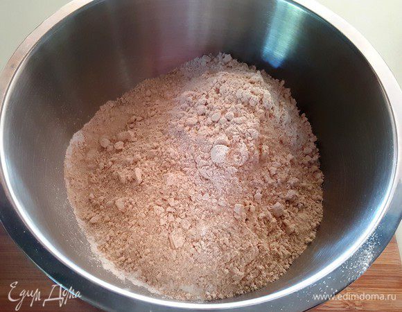 Смешайте в глубокой чаше муку, сахар, разрыхлитель и соль.