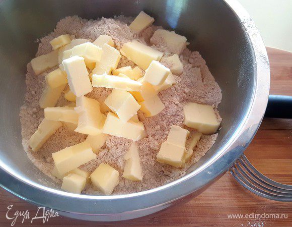 Добавьте порезанное кусочками холодное масло и, используя специальный нож для смешивания муки и масла (на фото), перетрите все до тех пор, пока масло будет собой представлять мелкие кусочки (как на посыпушку). Ту же самую работу можно также легко сделать вручную.