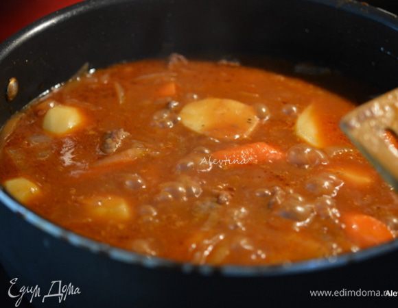 Добавить в жаровню очищенный и нарезанный картофель, морковь. Закрыть и тушить 30 минут.