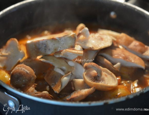 Добавим очищенные и нарезанные грибы, если они крупные, майоран. Готовим 20 минут.