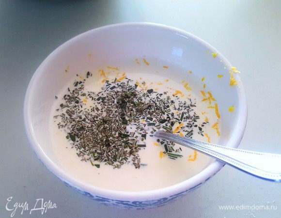 Мелко порубите свежий розмарин (только свежий) — для этого рецепта вам понадобится 2 большие веточки розмарина или 4 поменьше. Смешайте сливки с яйцом, половиной порубленного розмарина и цедрой 1 лимона (вторая половина розмарина вам понадобиться для глазури).