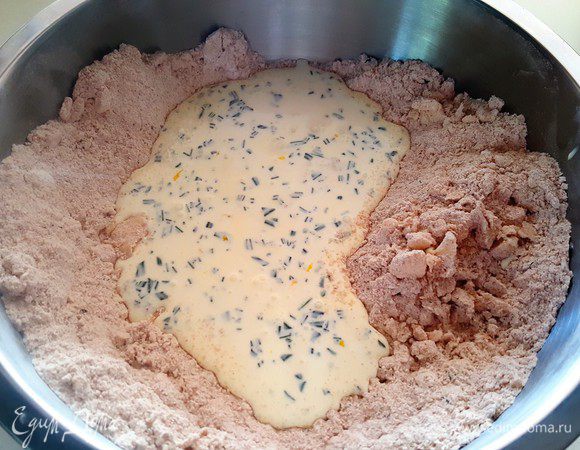 Добавьте полученную сливочно-лимонно-розмариновую смесь в чашу с сухими ингредиентами смешанными со сливочным маслом. Смешайте все аккуратно до получения консистенции однородного теста.