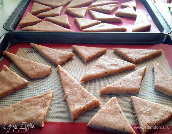 Переместите ваши сконы на подготовленные противни, застеленные пергаментной бумагой или силиконовыми матами (у меня получилось 2 противня).