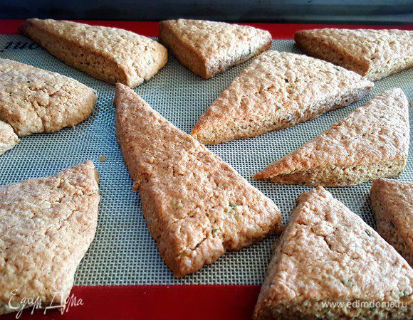 Выпекайте сконы в заранее разогретой до 180°C духовке примерно 18 минут. Готовым сконам дайте полностью остыть.