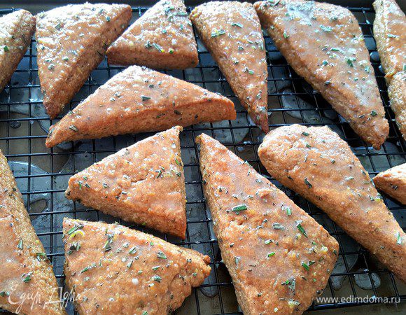 Для покрытия сконов глазурью поместите решетки на каждый противень (в этом случае излишняя глазурь стечет на дно противня). "Искупайте" остывшие сконы по одному в глазури (скон должен быть покрыт глазурью полностью, но это дело вкуса). Оставьте сконы при комнатной температуре до того момента, как глазурь осядет. Приятного аппетита!

Хранить сконы вы можете потом в холодильнике в течение нескольких дней. Я люблю немного разогревать сконы к чаю или кофе (примерно 10 сек).
