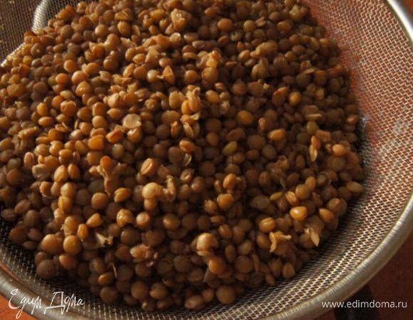 Нам понадобится полный стакан уже вареной чечевицы (стакан у меня 200 г). Отварить ее желательно без соли, до полной готовности.
