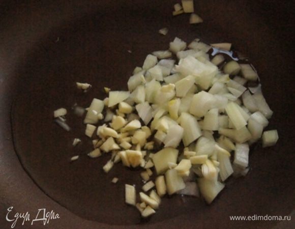 Луковицу и чеснок мелко нарезать и обжарить на 2 ложках масла в течении 2 минут, постоянно помешивая.