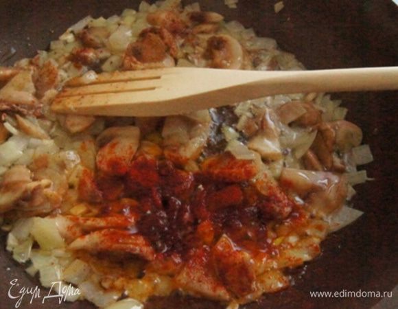 Добавить мелко нарезанные шампиньоны. Если берете замороженные, как у меня, советую разморозить и отжать всю воду. Присыпать перцем и паприкой по вкусу. Готовить около 7-8 минут.