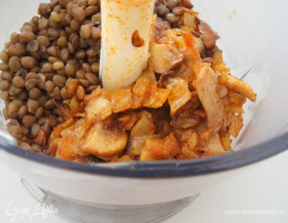 В блендере соединить чечевицу,лук с грибами, лимонный сок и соевый соус.
Взбить все в однородную массу.