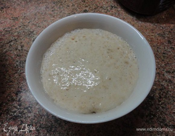 Дрожжи смешиваем с сахаром, разводим небольшим количеством теплой воды (из общей нормы) и оставляем "оживать".