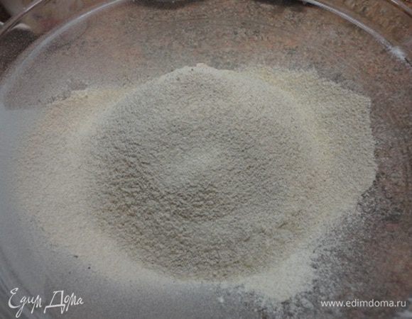 Просеиваем все три вида муки и перемешиваем с солью.