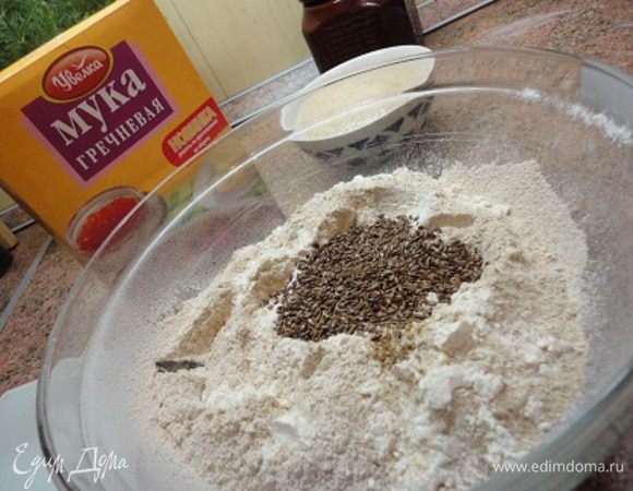 Добавляем семя льна, кориандр и еще раз перемешиваем.