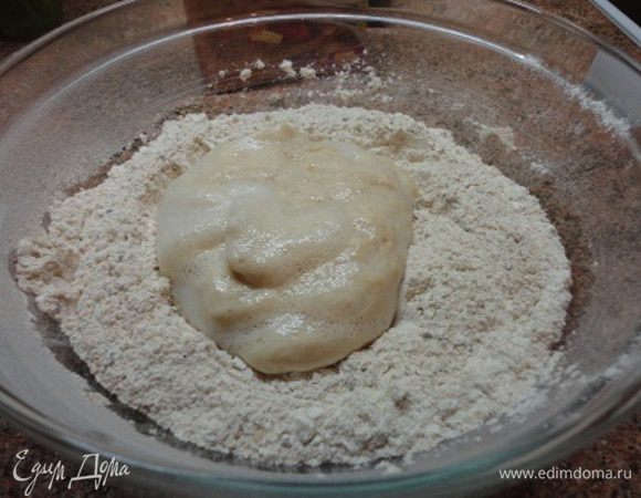 Выливаем "ожившие" дрожжи и остальную воду.