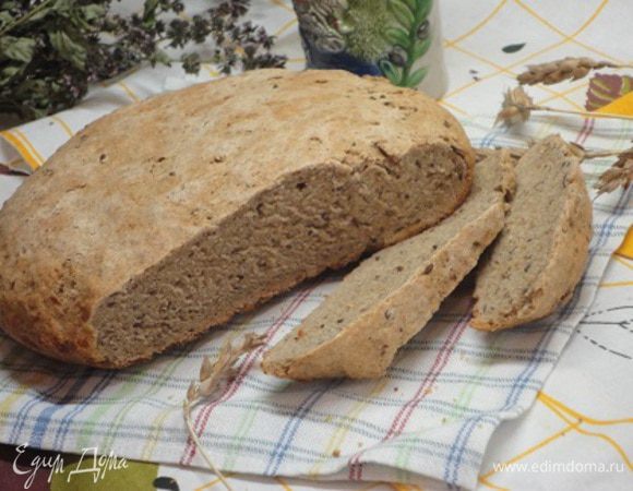 После подъема обминаем и выкладываем в форму. Выпекаем 40 минут при температуре 220°C. Выпекала поздно вечером, а пробовала сегодня утром на завтрак.