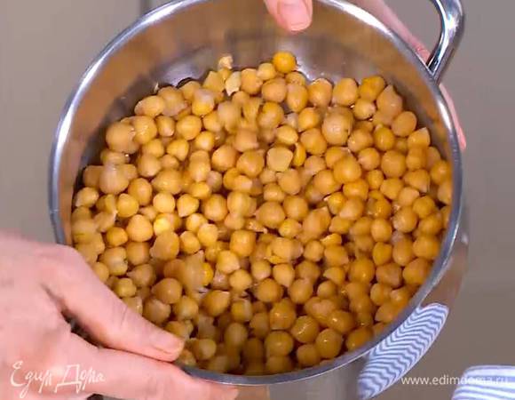 Нут отварить согласно инструкции на упаковке.