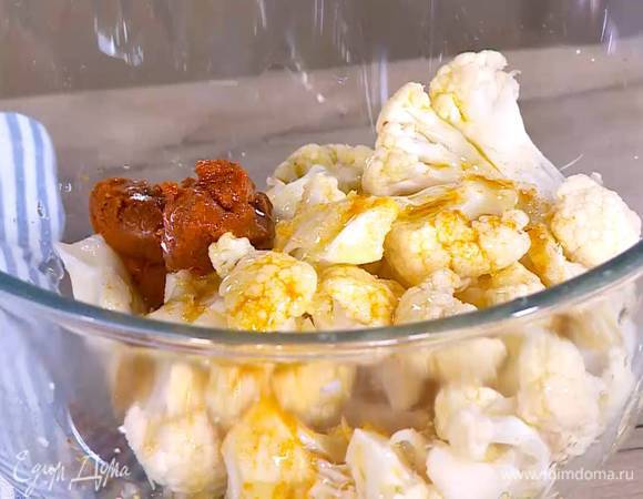 Добавить пасту карри и щепотку куркумы, сбрызнуть соком лайма и оливковым маслом и все перемешать.