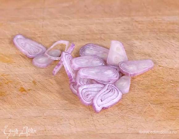 Шалот почистить, нарезать тонкими кольцами, выложить в глубокую посуду, сбрызнуть уксусом и дать замариноваться.