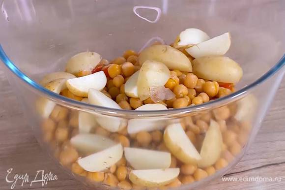 К замаринованному луку добавить помидор, нут, картофель, запеченную цветную капусту и все перемешать.