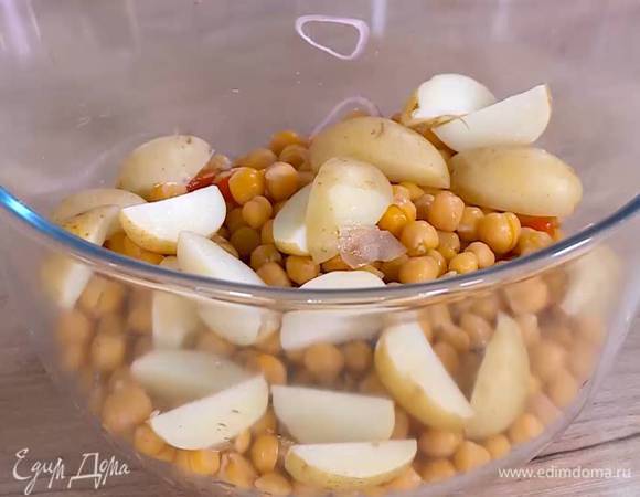 К замаринованному луку добавить помидор, нут, картофель, запеченную цветную капусту и все перемешать.
