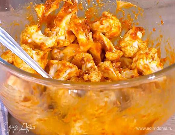 Салат полить заправкой, посолить и перемешать.