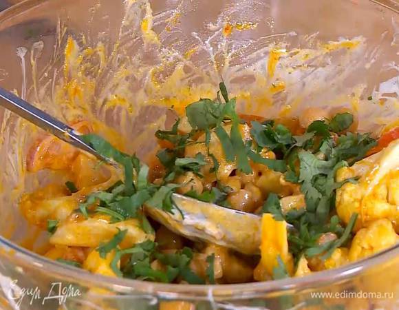 Кинзу мелко порубить, добавить в салат и еще раз перемешать.