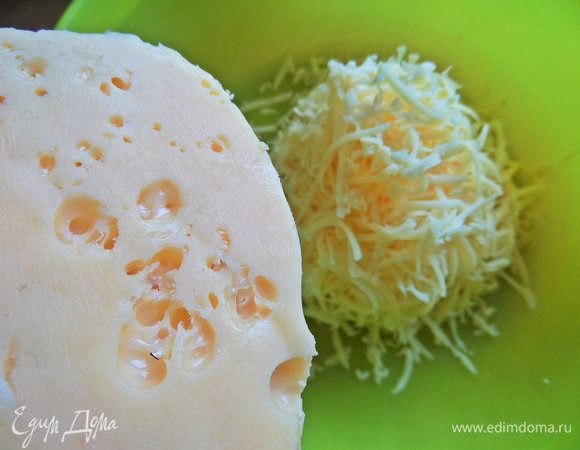 Сыр мелко натереть (у меня Маасдам).