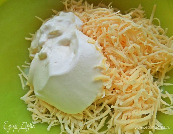 Соединяем два вида сыра.