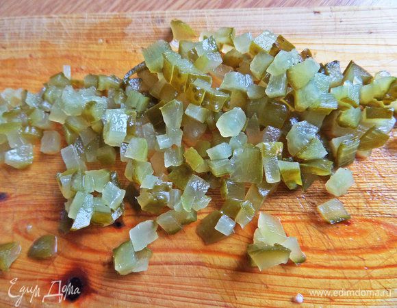 Отжать от рассола, покрошить мелко-мелко.