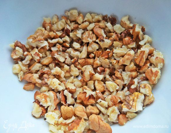 Грецкие орехи поломать в крошку.
