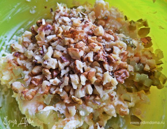 Высыпать в начинку примерно горсть.