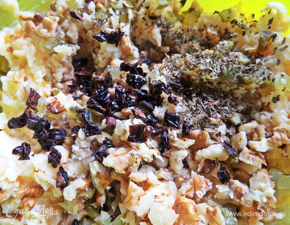 Далее вяленые или сухие томаты и базилик с перцем. Соль не потребовалась.